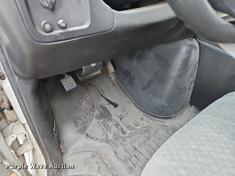 image for item EJ5472 2006 Chevrolet  Express 3500 box truck