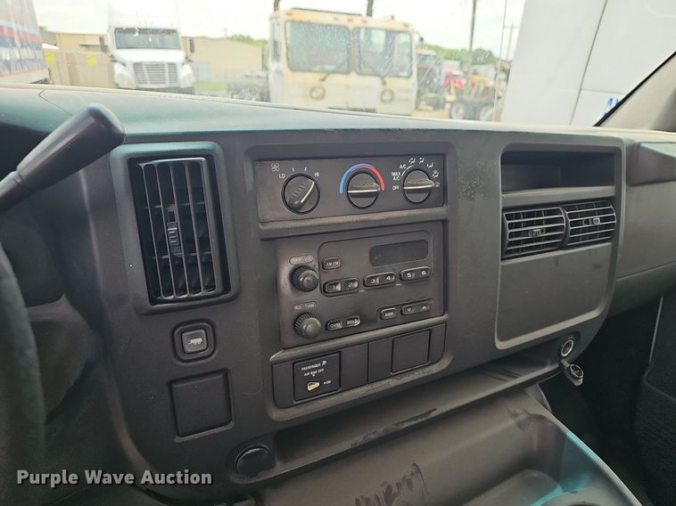 image for item EJ5472 2006 Chevrolet  Express 3500 box truck