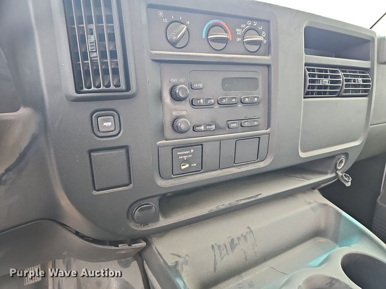 image for item EJ5472 2006 Chevrolet  Express 3500 box truck