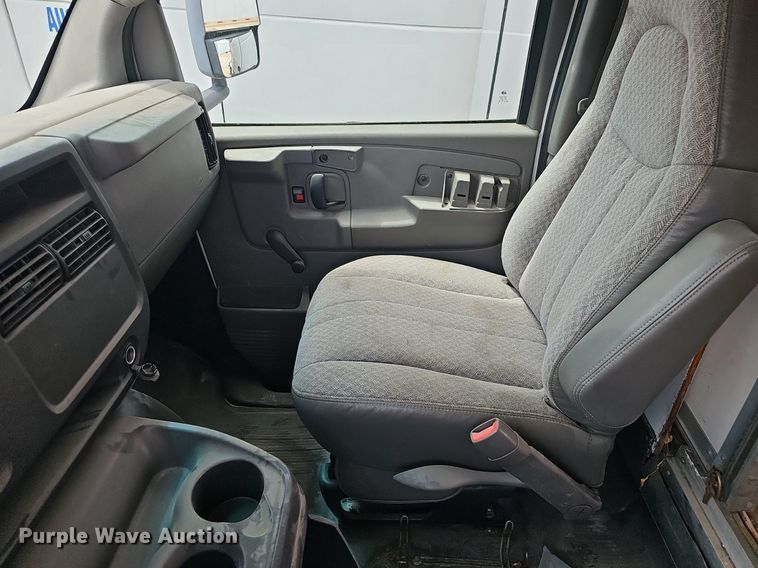 image for item EJ5472 2006 Chevrolet  Express 3500 box truck