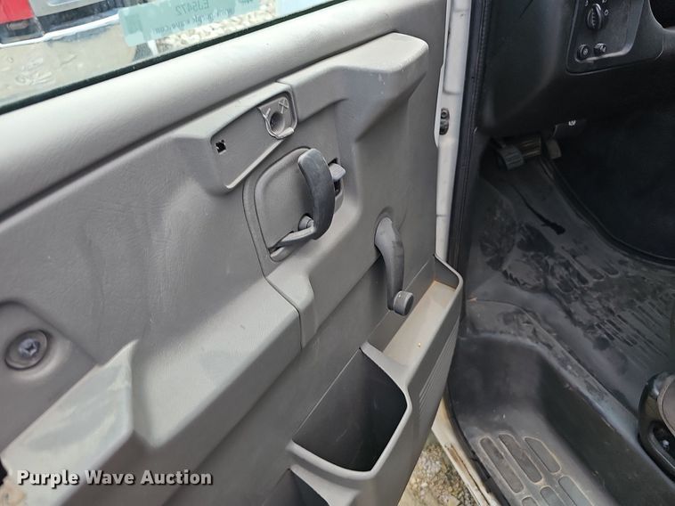 image for item EJ5472 2006 Chevrolet  Express 3500 box truck