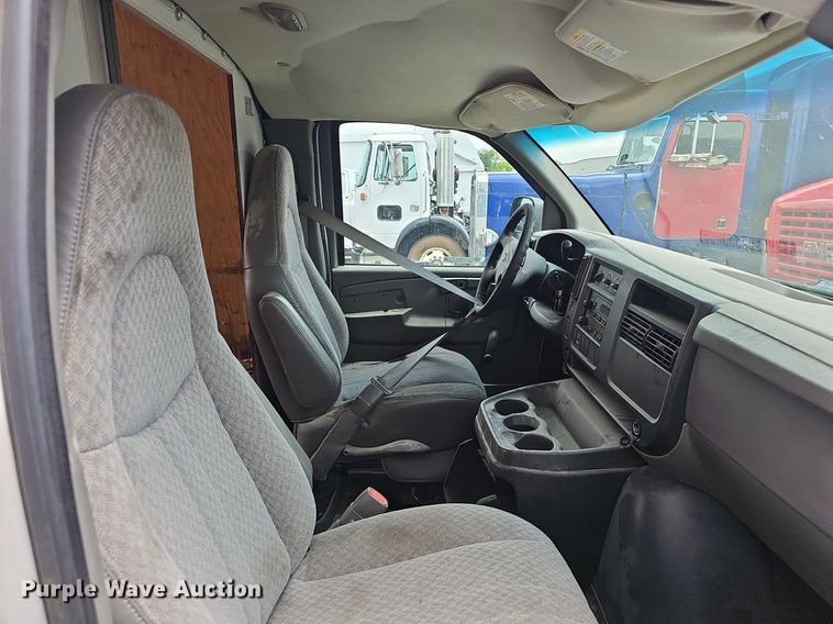 image for item EJ5472 2006 Chevrolet  Express 3500 box truck