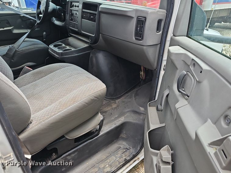 image for item EJ5472 2006 Chevrolet  Express 3500 box truck