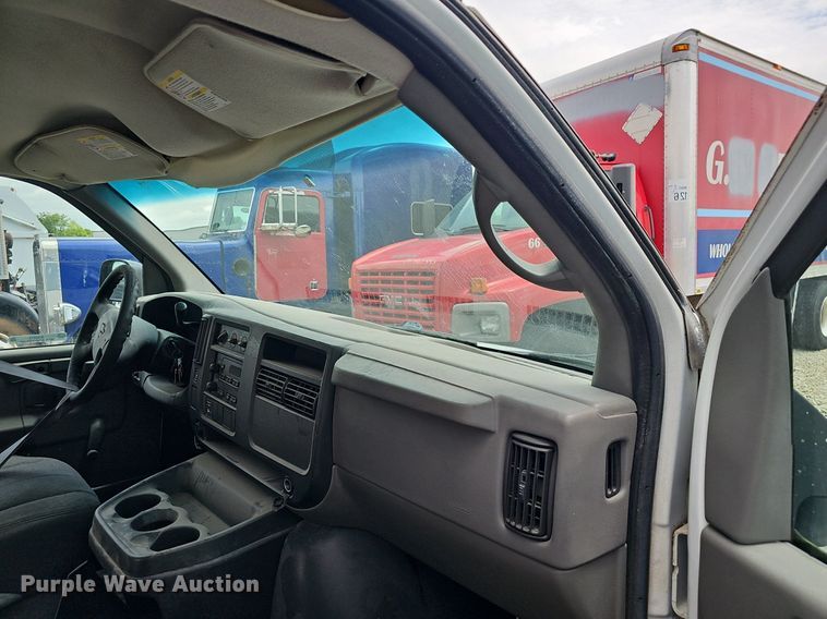 image for item EJ5472 2006 Chevrolet  Express 3500 box truck