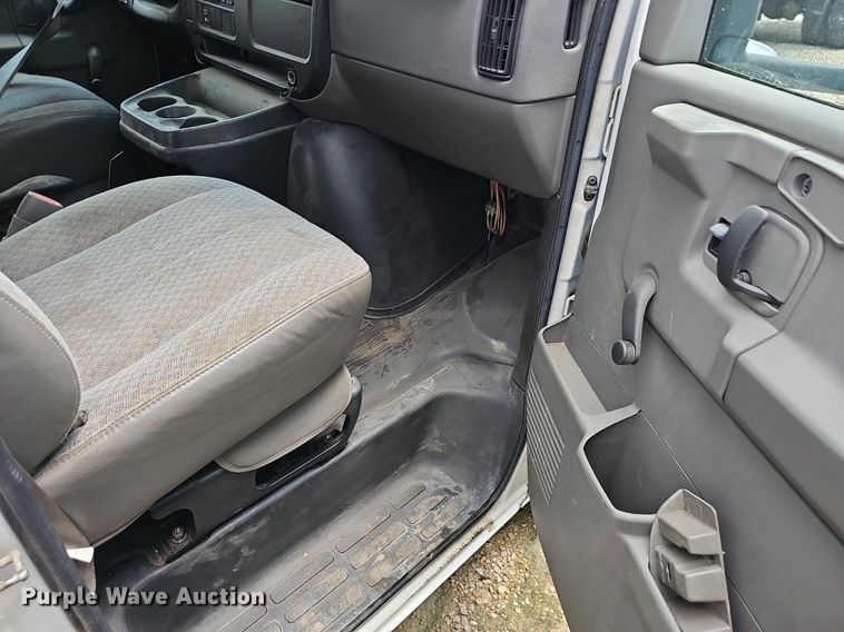 image for item EJ5472 2006 Chevrolet  Express 3500 box truck