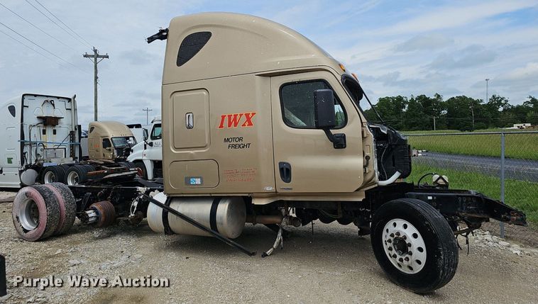 image for item EJ5474 2015 Freightliner Cascadia 125 semi truck