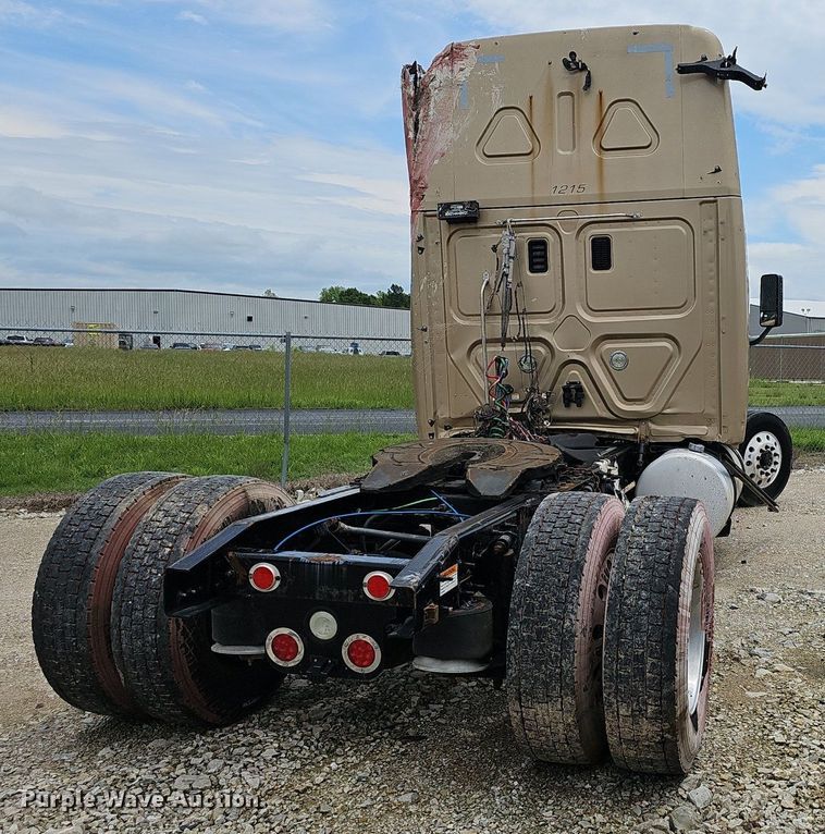 image for item EJ5474 2015 Freightliner Cascadia 125 semi truck