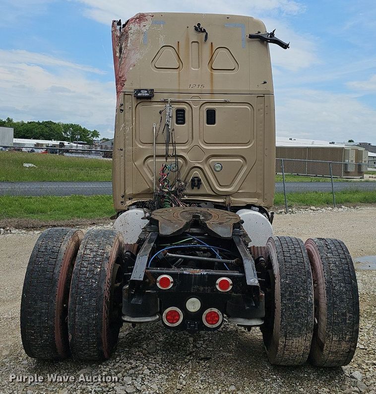 image for item EJ5474 2015 Freightliner Cascadia 125 semi truck