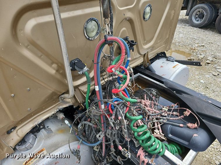 image for item EJ5474 2015 Freightliner Cascadia 125 semi truck