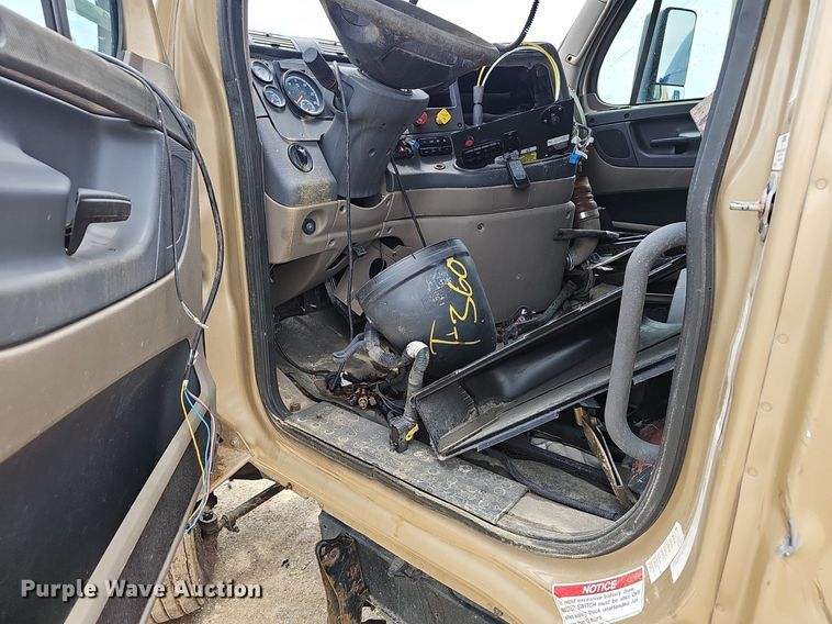 image for item EJ5474 2015 Freightliner Cascadia 125 semi truck