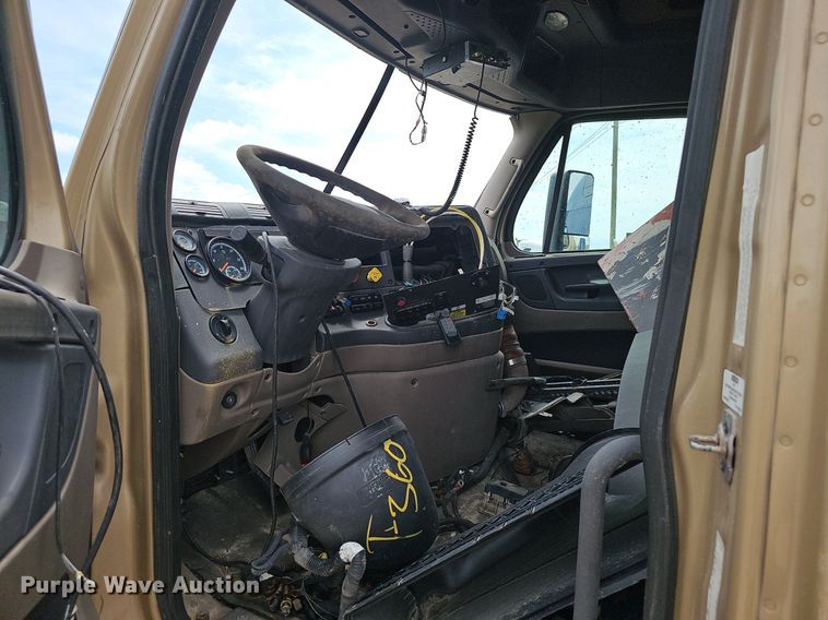 image for item EJ5474 2015 Freightliner Cascadia 125 semi truck