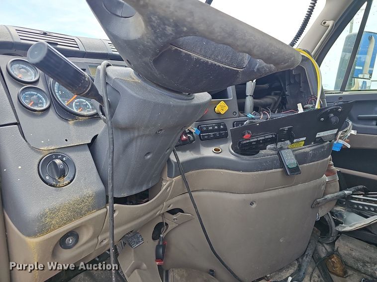 image for item EJ5474 2015 Freightliner Cascadia 125 semi truck