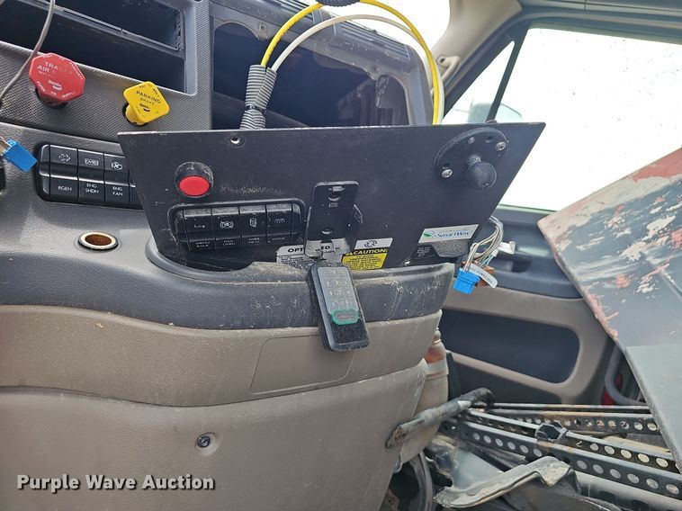 image for item EJ5474 2015 Freightliner Cascadia 125 semi truck