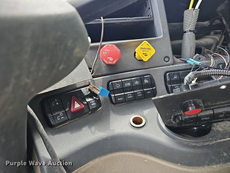 image for item EJ5474 2015 Freightliner Cascadia 125 semi truck