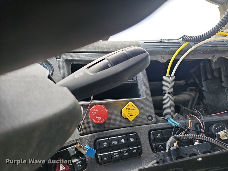 image for item EJ5474 2015 Freightliner Cascadia 125 semi truck