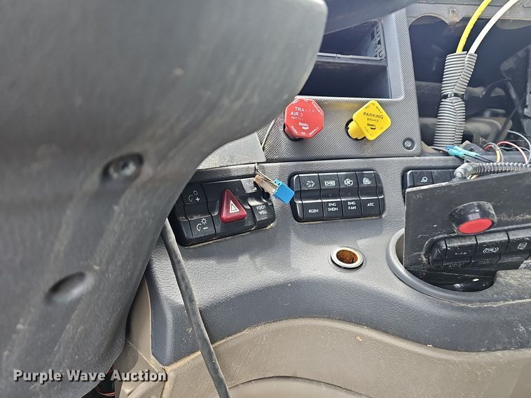 image for item EJ5474 2015 Freightliner Cascadia 125 semi truck