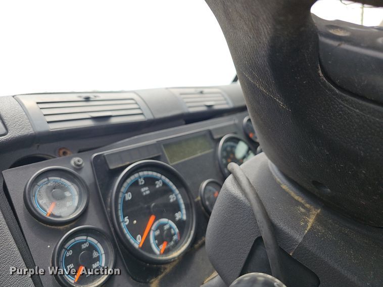 image for item EJ5474 2015 Freightliner Cascadia 125 semi truck