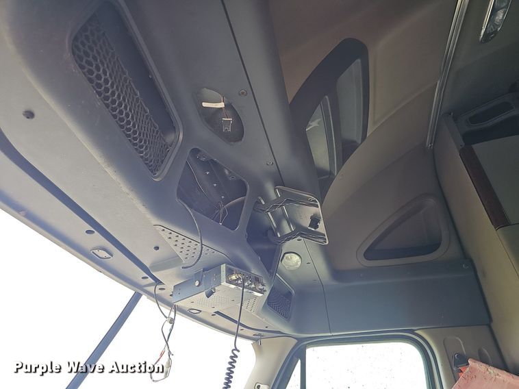 image for item EJ5474 2015 Freightliner Cascadia 125 semi truck