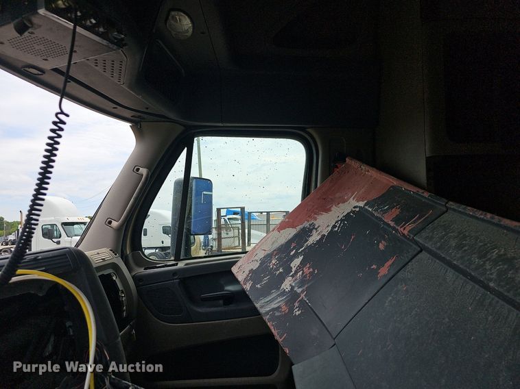 image for item EJ5474 2015 Freightliner Cascadia 125 semi truck