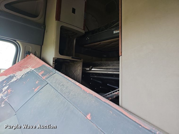 image for item EJ5474 2015 Freightliner Cascadia 125 semi truck