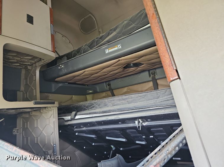 image for item EJ5474 2015 Freightliner Cascadia 125 semi truck