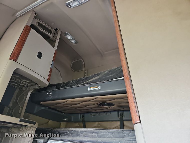 image for item EJ5474 2015 Freightliner Cascadia 125 semi truck