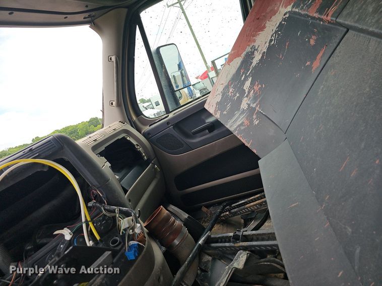 image for item EJ5474 2015 Freightliner Cascadia 125 semi truck