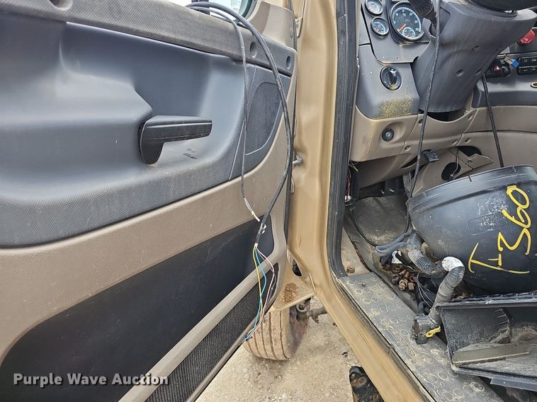 image for item EJ5474 2015 Freightliner Cascadia 125 semi truck