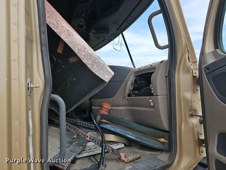 image for item EJ5474 2015 Freightliner Cascadia 125 semi truck