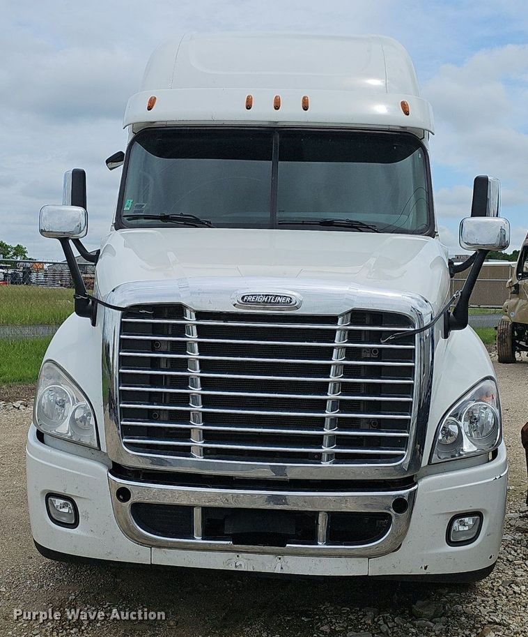 image for item EJ5476 2014 Freightliner Cascadia 125 semi truck