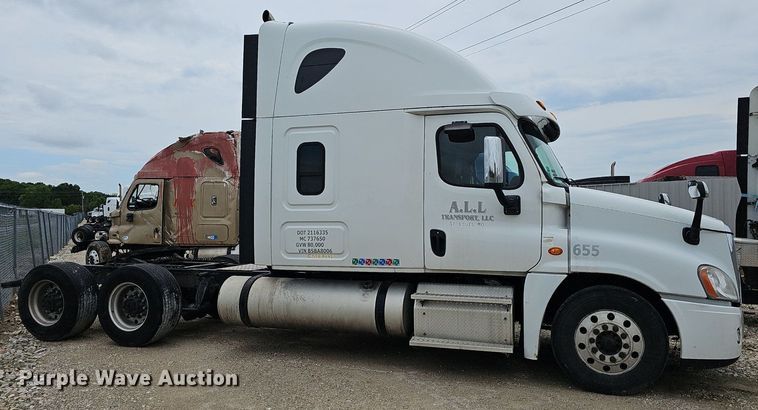 image for item EJ5476 2014 Freightliner Cascadia 125 semi truck