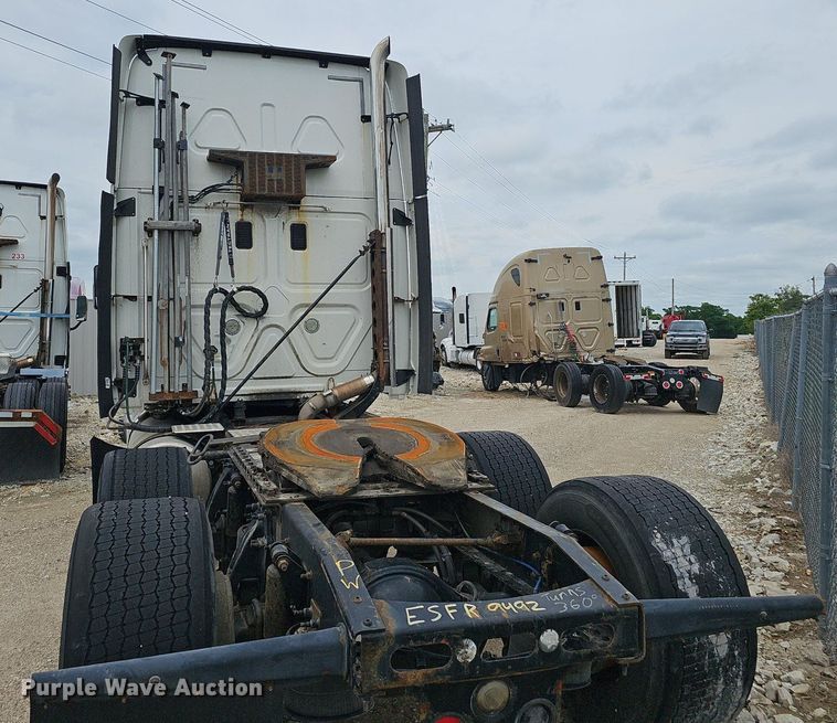 image for item EJ5476 2014 Freightliner Cascadia 125 semi truck