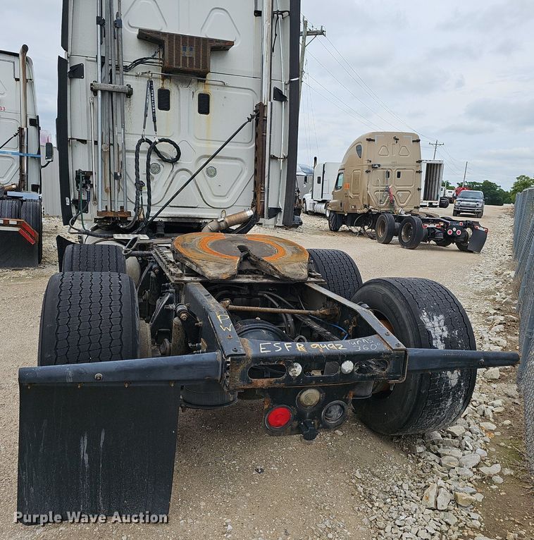 image for item EJ5476 2014 Freightliner Cascadia 125 semi truck