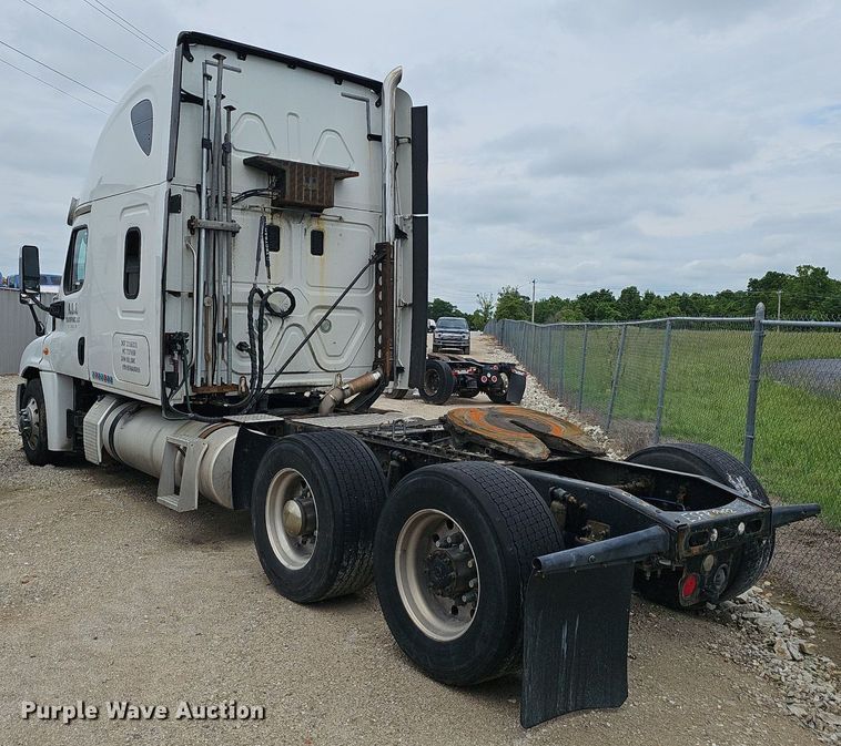 image for item EJ5476 2014 Freightliner Cascadia 125 semi truck