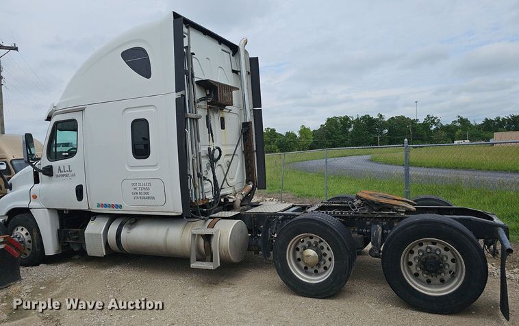 image for item EJ5476 2014 Freightliner Cascadia 125 semi truck