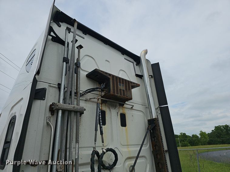 image for item EJ5476 2014 Freightliner Cascadia 125 semi truck