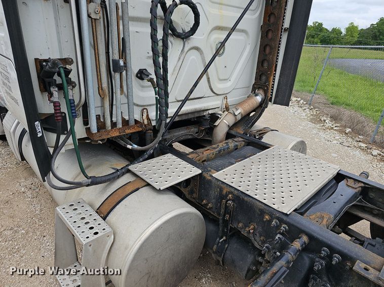 image for item EJ5476 2014 Freightliner Cascadia 125 semi truck