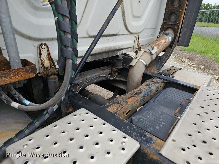 image for item EJ5476 2014 Freightliner Cascadia 125 semi truck