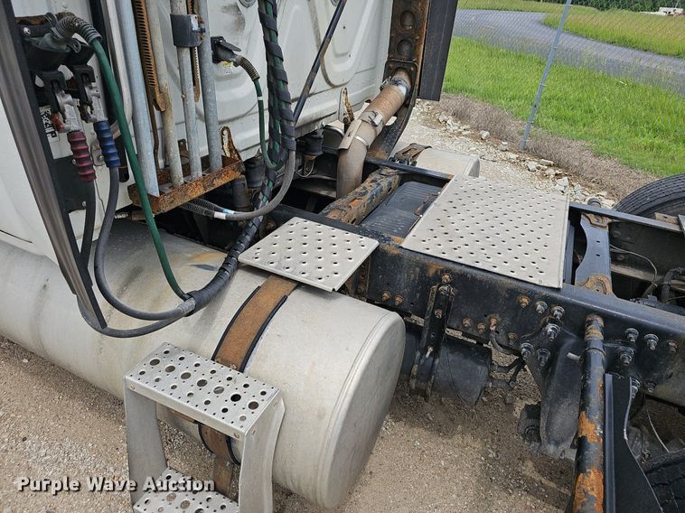 image for item EJ5476 2014 Freightliner Cascadia 125 semi truck