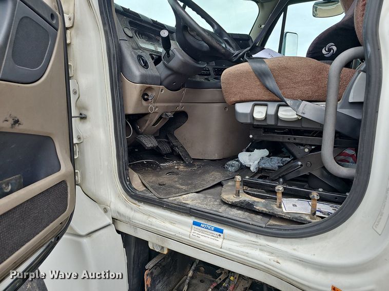 image for item EJ5476 2014 Freightliner Cascadia 125 semi truck