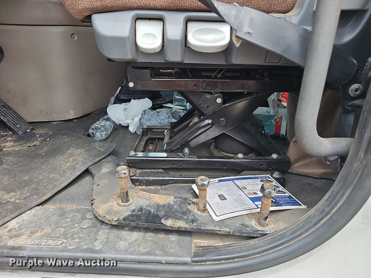 image for item EJ5476 2014 Freightliner Cascadia 125 semi truck