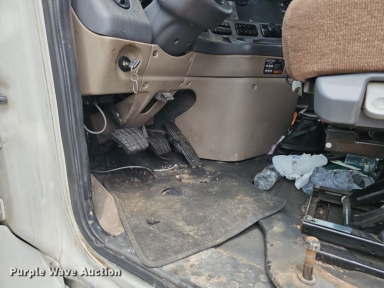 image for item EJ5476 2014 Freightliner Cascadia 125 semi truck