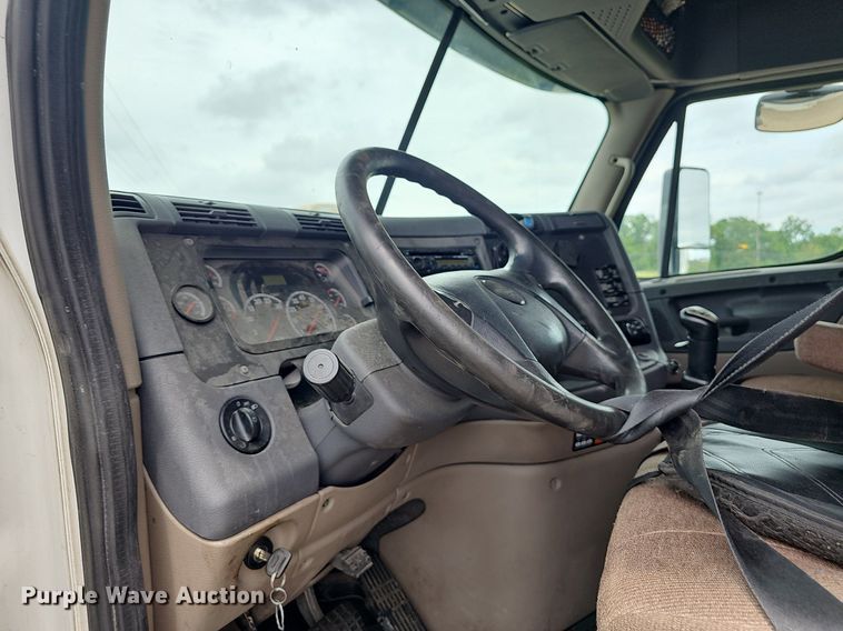 image for item EJ5476 2014 Freightliner Cascadia 125 semi truck