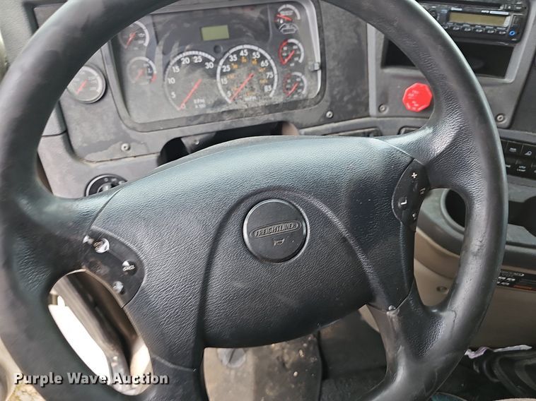 image for item EJ5476 2014 Freightliner Cascadia 125 semi truck