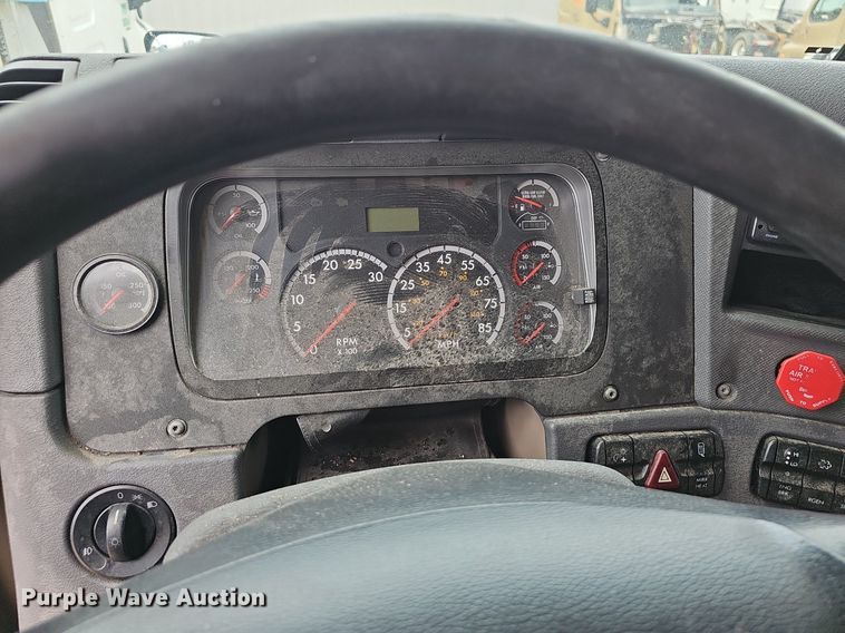 image for item EJ5476 2014 Freightliner Cascadia 125 semi truck