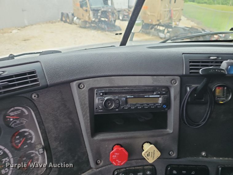 image for item EJ5476 2014 Freightliner Cascadia 125 semi truck