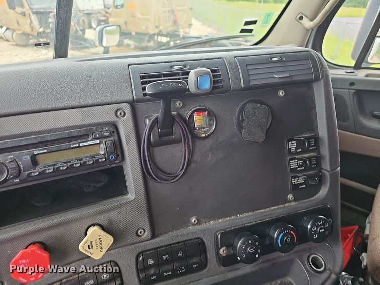 image for item EJ5476 2014 Freightliner Cascadia 125 semi truck