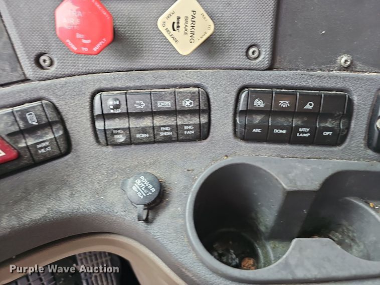 image for item EJ5476 2014 Freightliner Cascadia 125 semi truck