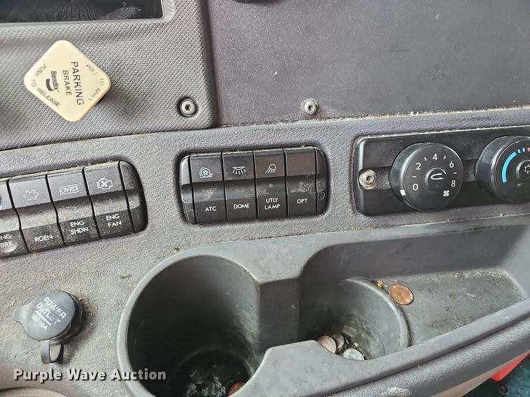 image for item EJ5476 2014 Freightliner Cascadia 125 semi truck