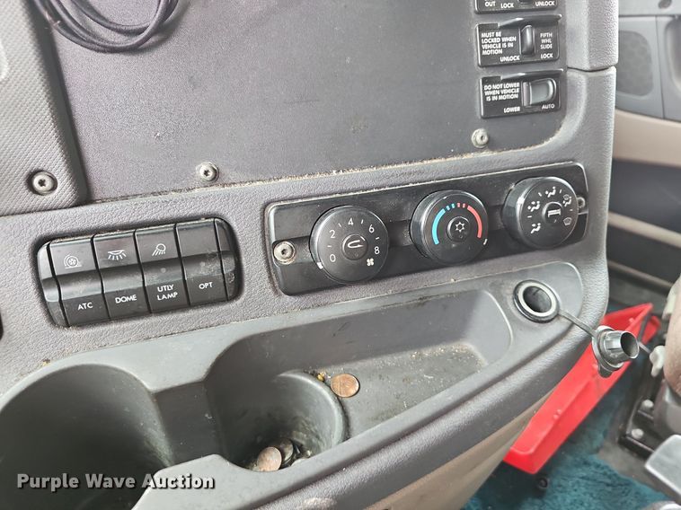 image for item EJ5476 2014 Freightliner Cascadia 125 semi truck